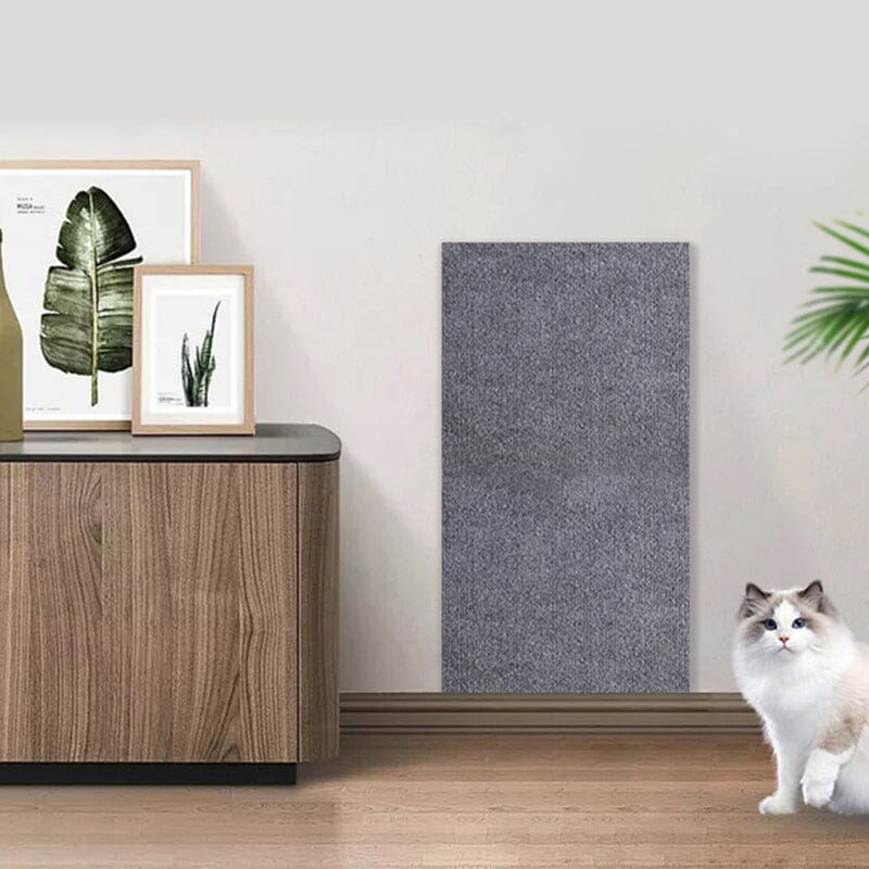 Katt leker med slitesterk klorematte, bevarer møbelkvalitet og hjemmets look.
