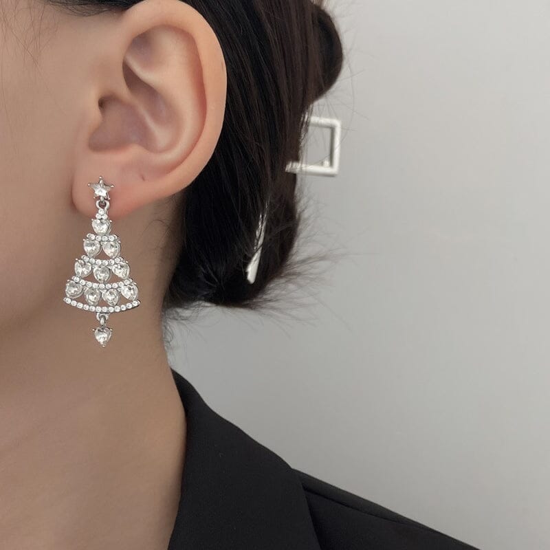 Detaljert bilde av glitrende juletreøredobber, elegant julepynt og tilbehør til dame.