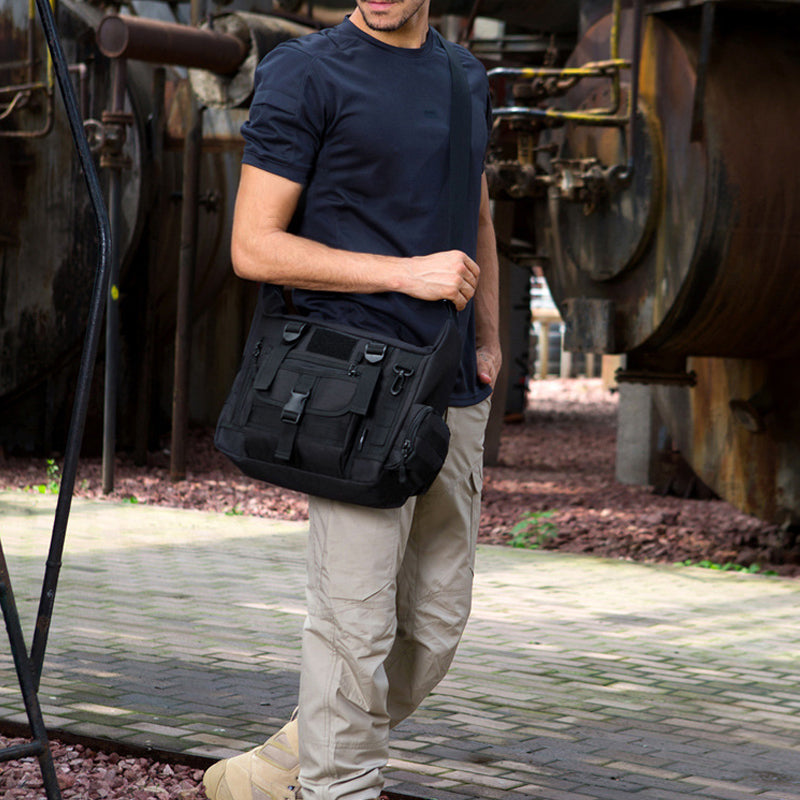 Robust vanntett herreveske i nylon, perfekt som crossbody for reise og daglig bruk.
