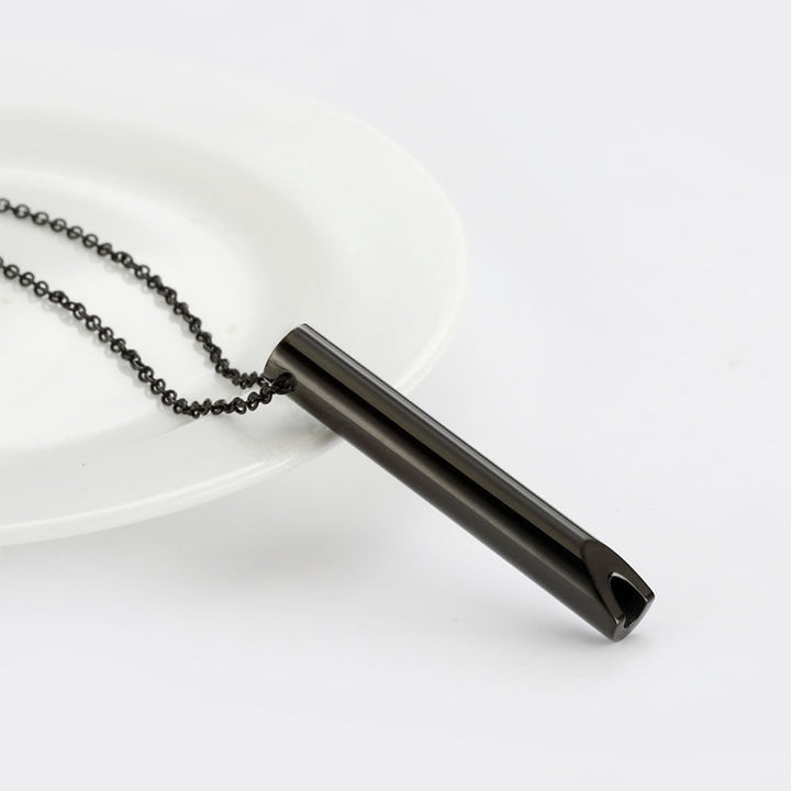 Moderne unisex puste-halskjede med fløyte i rustfritt stål. Stilfullt verktøy for fokusert pust.