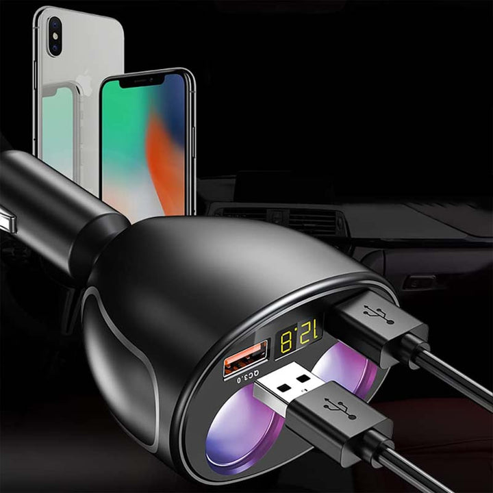 En hånd plugger inn en 360° roterbar billader med doble USB-porter og klart spenningsdisplay i bilen.