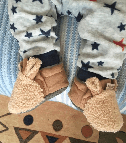 Sklisikre babysko i lammeull, essensielle for aktive spedbarn og babyens første skritt.