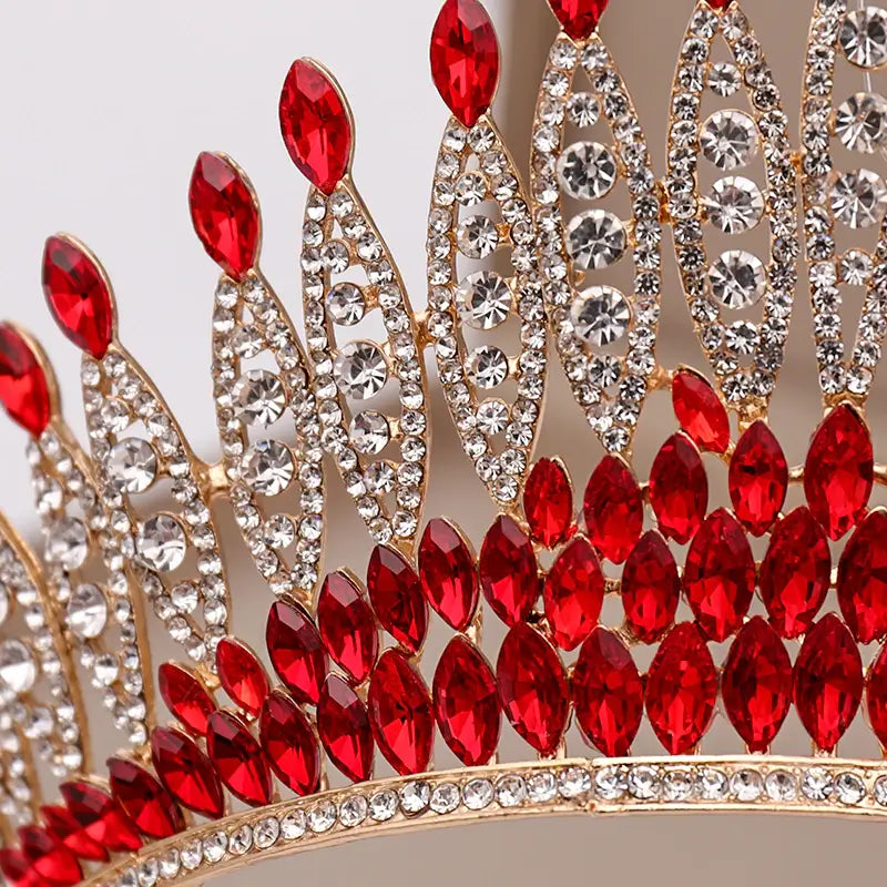 Hårtilbehør: Skinnende brudetiara med krystaller og rhinestones. Elegant for spesielle anledninger.