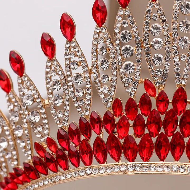 Hårtilbehør: Skinnende brudetiara med krystaller og rhinestones. Elegant for spesielle anledninger.