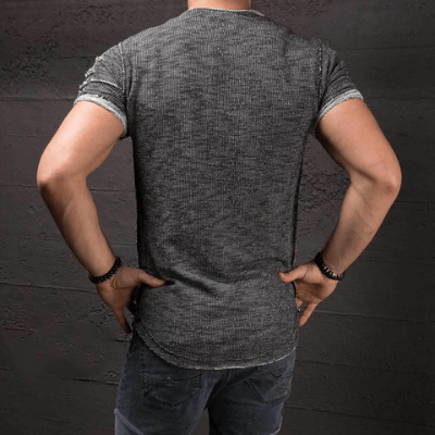 Slimfit strimlet t-skjorte i bomull. Vis frem musklene med denne kortermede herre-toppen.