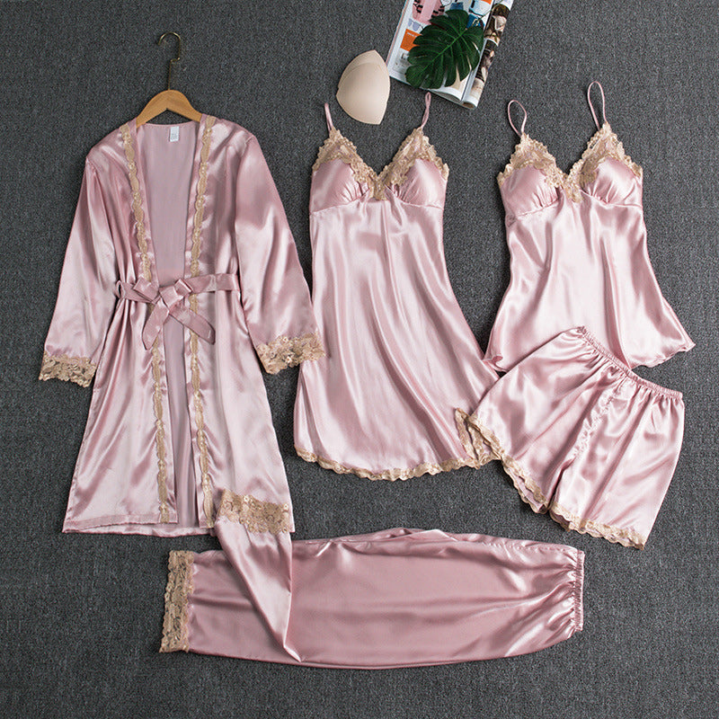 Kvinner femdelt silke-pyjamas med delikate blonder. Mykt og elegant nattøy som gir optimal komfort.