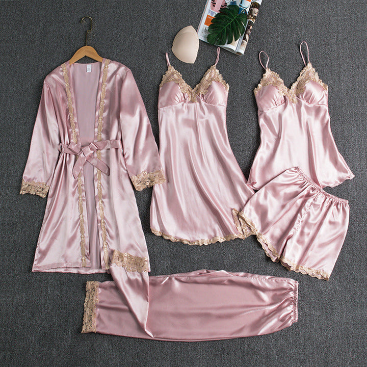 Kvinner femdelt silke-pyjamas med delikate blonder. Mykt og elegant nattøy som gir optimal komfort.