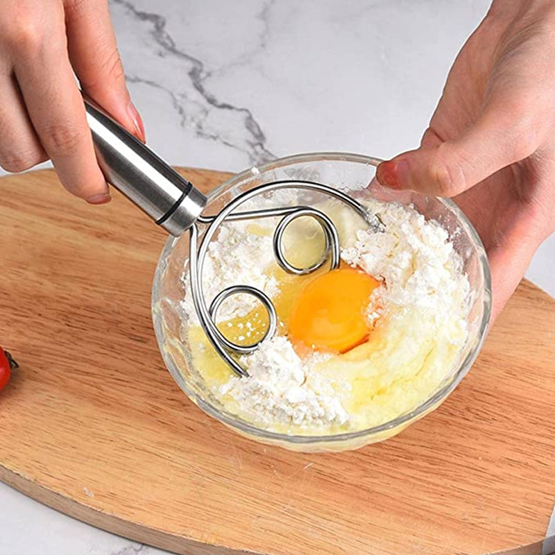 Effektiv deigvisp i rustfritt stål. Perfekt håndvisp for enkel blanding av deig og rører til baking.
