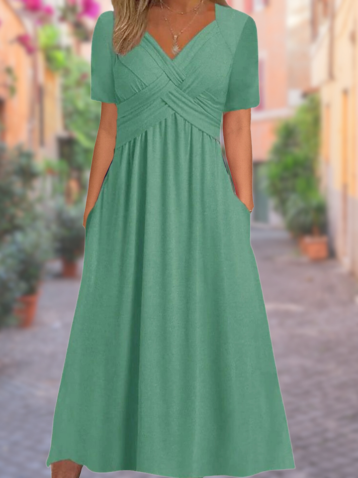 Flowy dame sommerkjole med V-hals, pustende og lett. Gir elegant stil og komfort hele dagen.