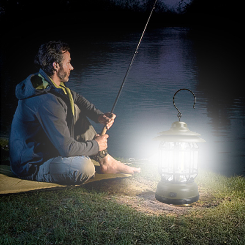Klassisk bærbar campinglampe med varmt LED-lys, perfekt for hytte og utendørs bruk.