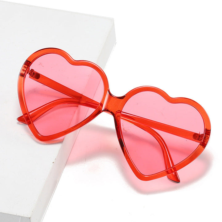 Hjerteformede solbriller for kvinner, elegant og trendy UV-beskyttelse for solfylte dager.