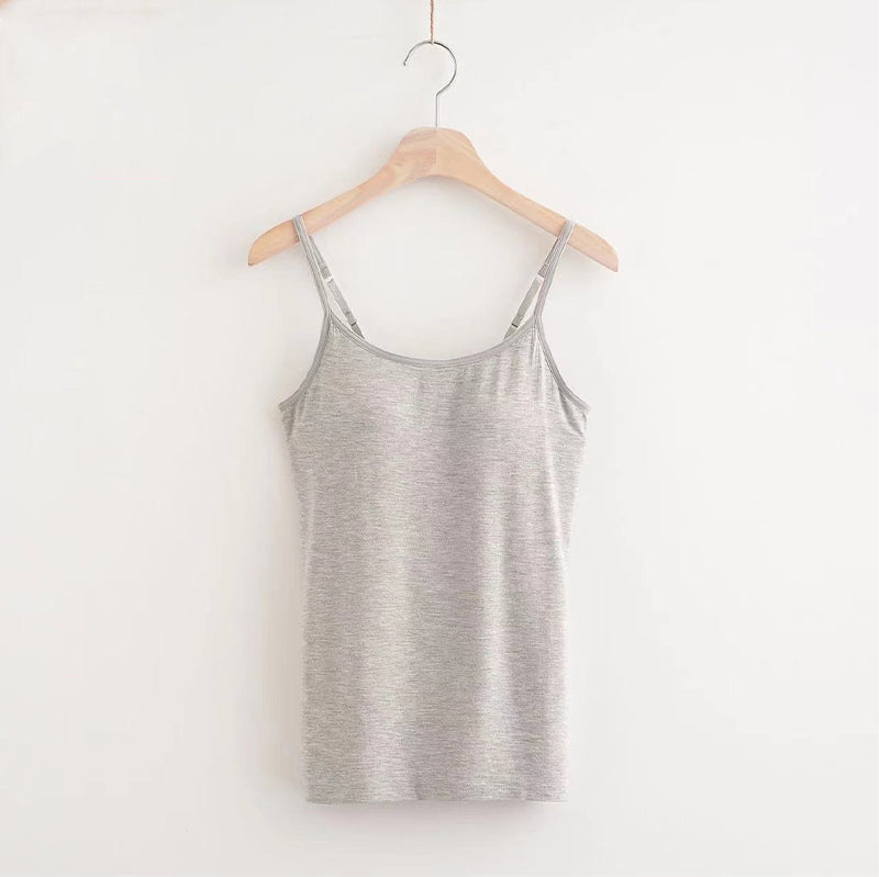 Allsidig kvinne tanktop med innebygd BH. Komfortabelt sommerplagg og underplagg i ett.