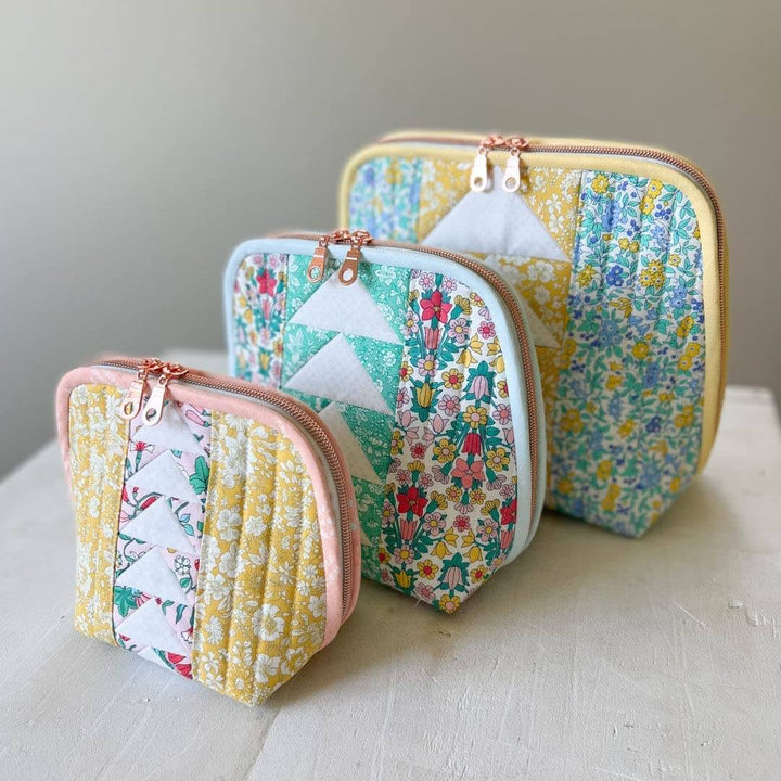 Viser utvalg av ferdige, søte vesker laget med DIY mønster. Inspirasjon for ditt neste syprosjekt.