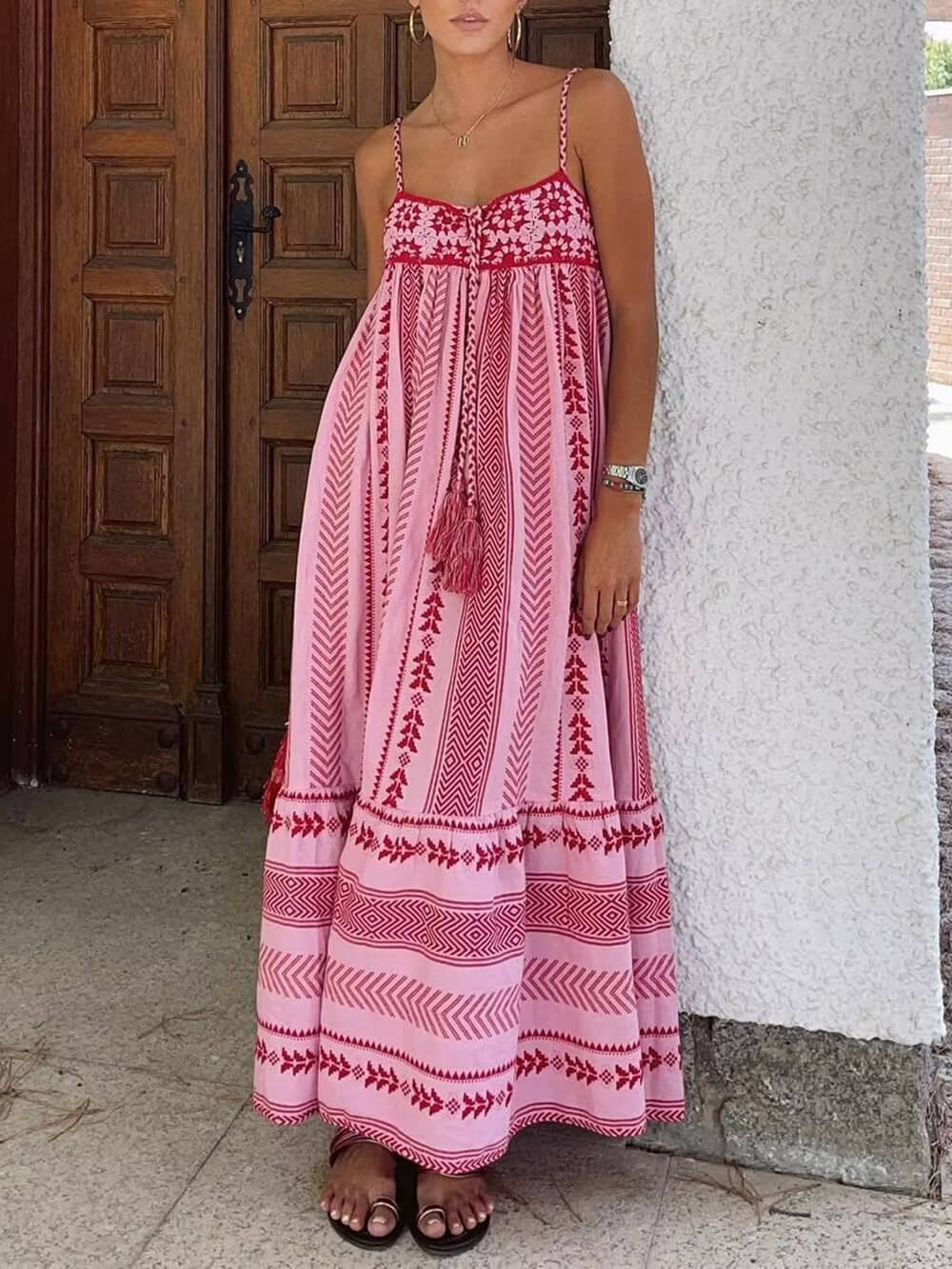 Stilig dame maxikjole i elegant strikket design. Komfortabel og lang, ideell som festkjole.