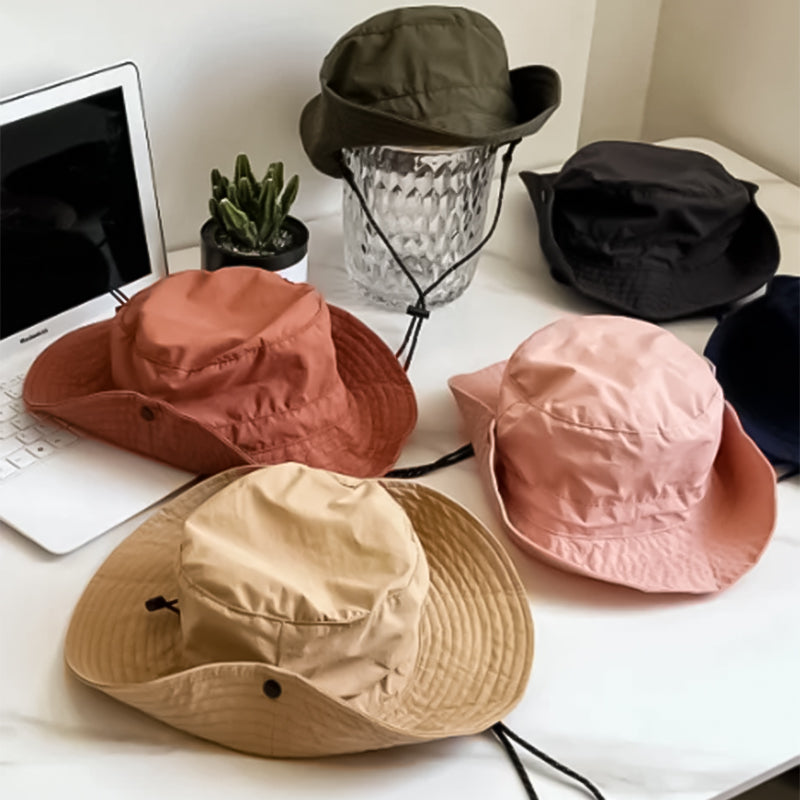 Unisex solhatt med bred brem og UV-beskyttelse, beskytter effektivt mot solens stråler.
