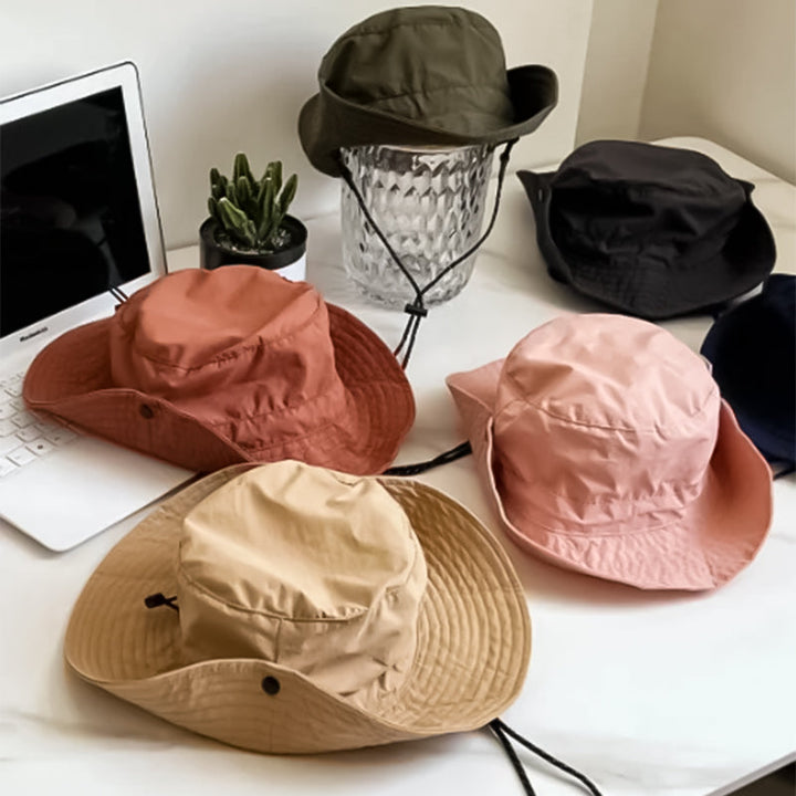 Unisex solhatt med bred brem og UV-beskyttelse, beskytter effektivt mot solens stråler.