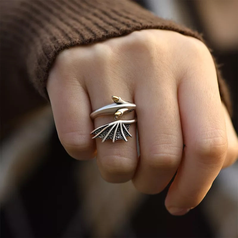 Nærbilde av en elegant unisex drage ring, justerbar for perfekt passform. Symbolsk sølv ring.