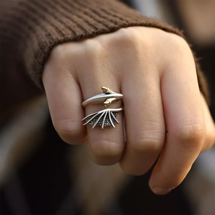 Nærbilde av en elegant unisex drage ring, justerbar for perfekt passform. Symbolsk sølv ring.
