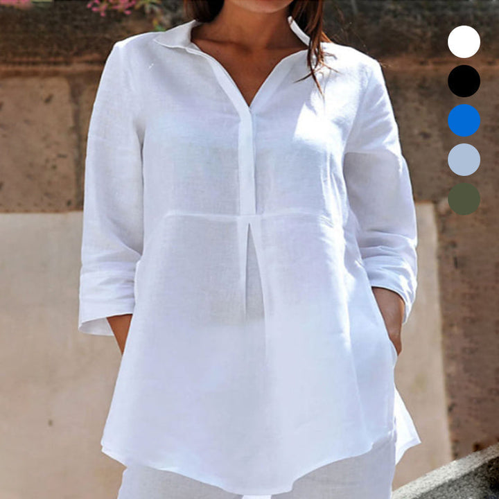 Damebluse i ensfarget design, vist på modell. Løs passform gir en avslappet, elegant look.