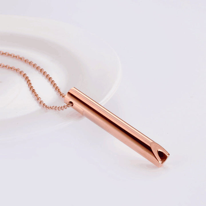 Funksjonelt puste-halskjede med fløyte i rustfritt stål for effektiv stresslindring og ro. Unisex.