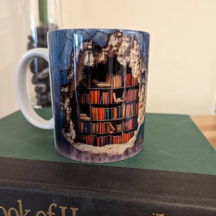 Unisex keramikk krus med 3D bokhylle design, perfekt gave til kontoret eller som hjemmedekor.