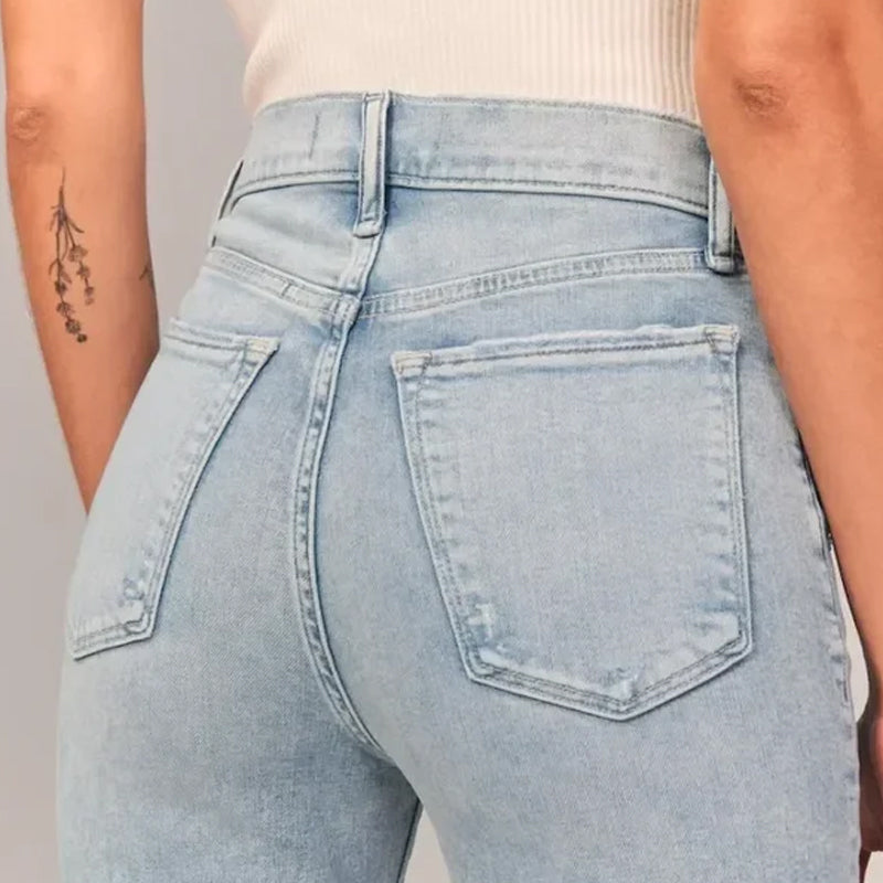 Hverdagsjeans for kvinner, høy midje, utsvingt, i et mykt stretchmateriale.