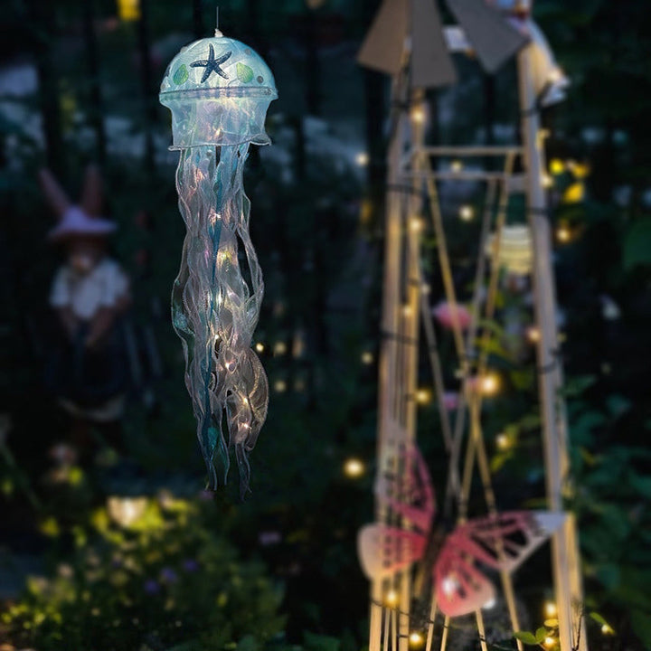 Magisk akvarielampe. Manetlampe med fargerikt stemningslys for en beroligende undervannsverden.
