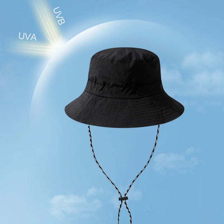 Beige sammenleggbar reisehatt med UV-beskyttelse, en ideell sommerhatt for eventyr og ferie.