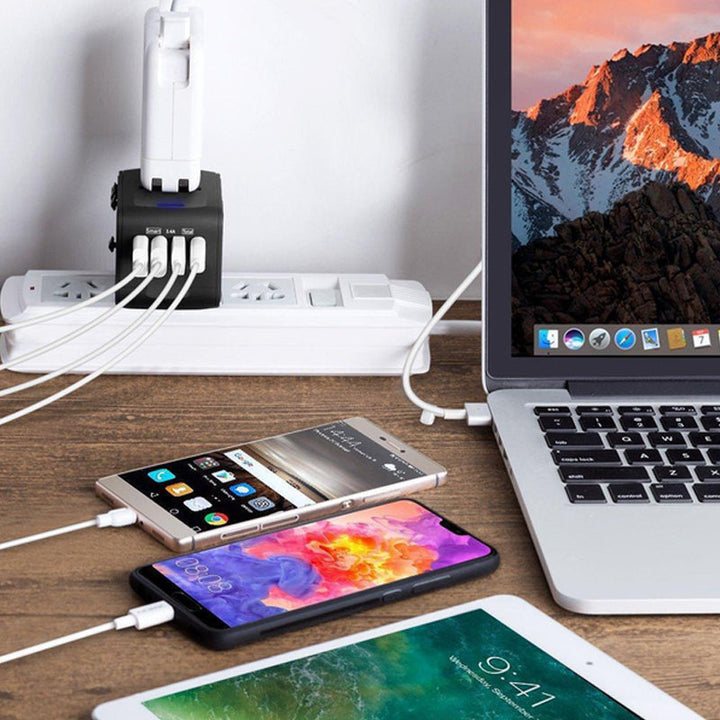Kompakt universell reiseadapter med USB-lader, perfekt for globetrottere på farten.