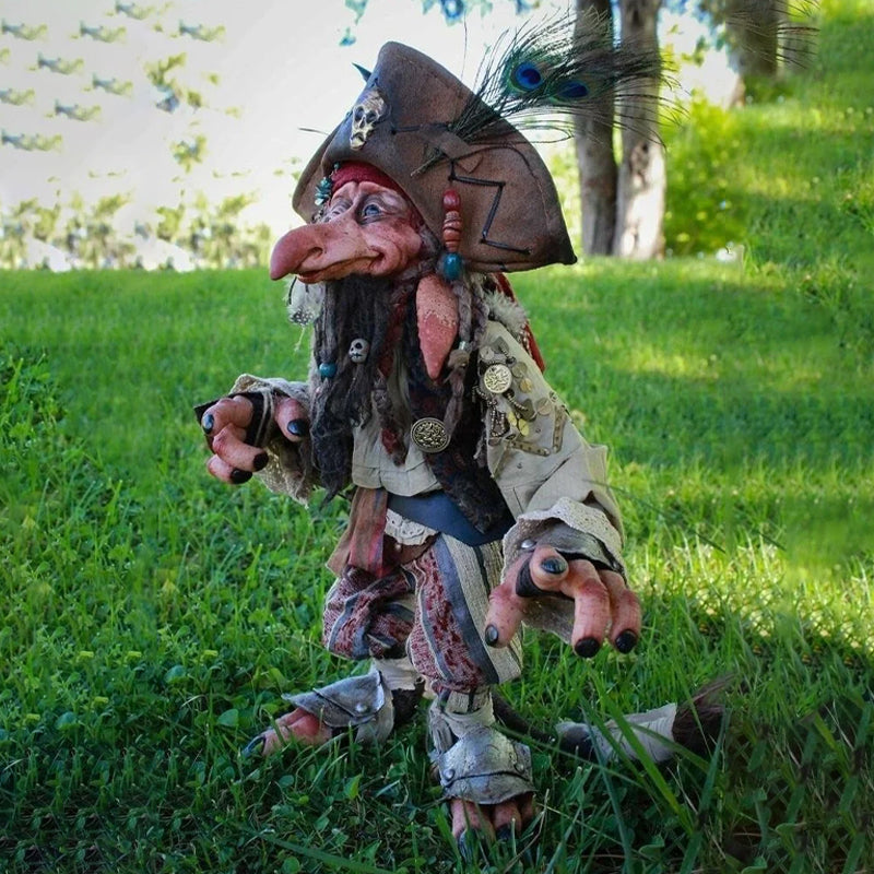 Grønn harpiks goblin vokter hagen din. Unik og mystisk hagefigur for utendørsbruk.