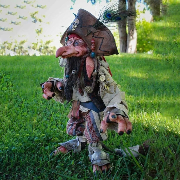 Grønn harpiks goblin vokter hagen din. Unik og mystisk hagefigur for utendørsbruk.