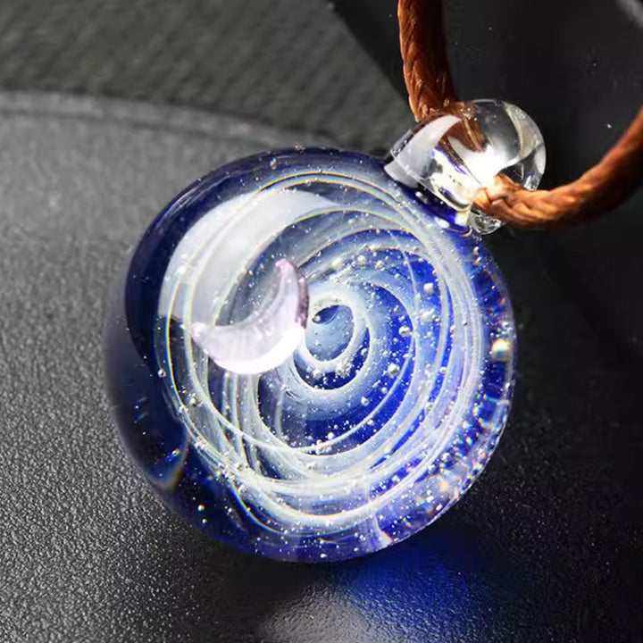 Kosmisk glitrende glassperle halskjede, unisex design med stjernetegn for personlig stil.