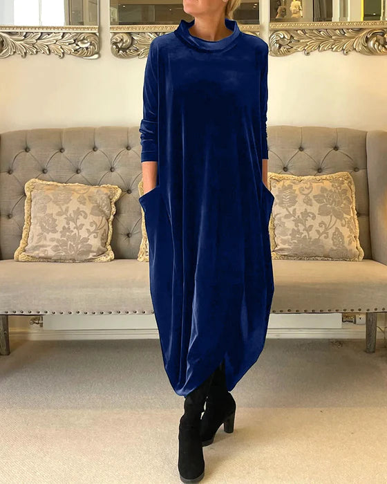 Elegant vinterkjole for dame med lange ermer og komfortabel hals, ideell for varm og stilfull bruk om vinteren.
