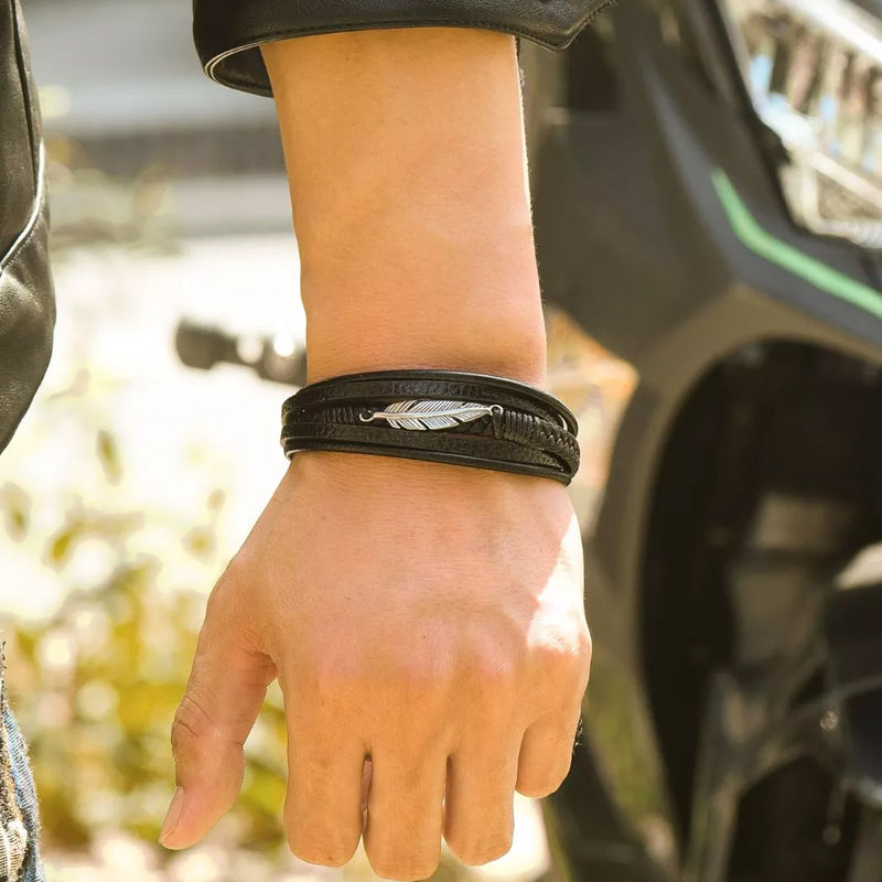 Stilig herrearmbånd med fjær-symbol. En kjærlighetsgave i lær.