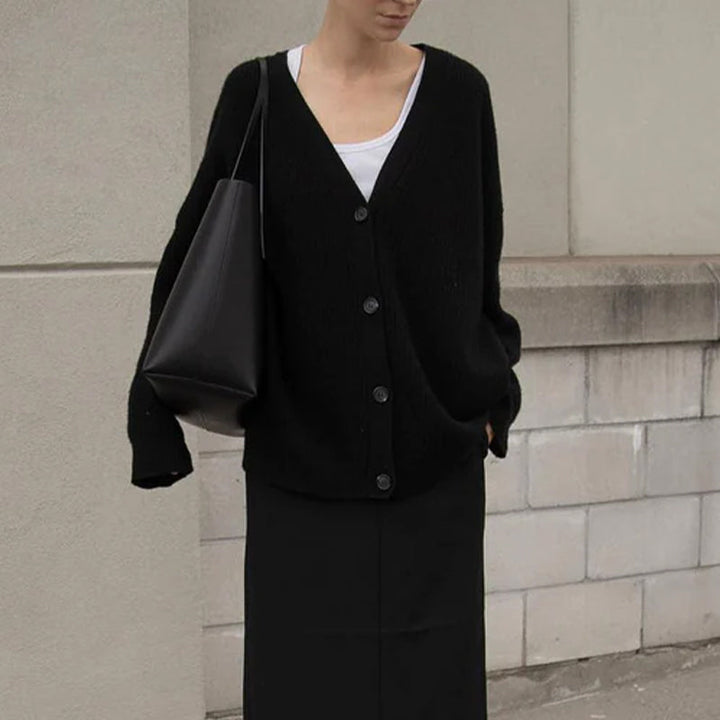Langermet strikket cardigan i ensfarget design, et must for kvinners garderobe.