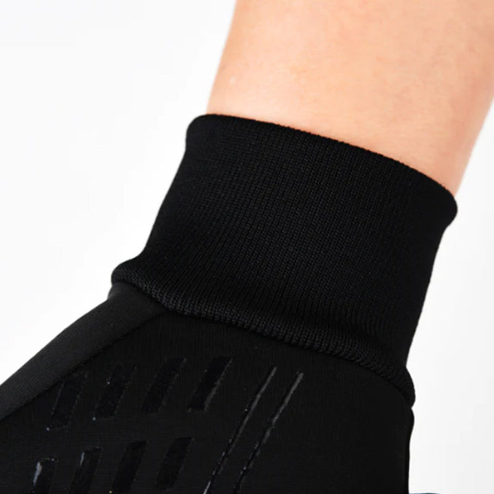 Unisex sportshansker i slitesterkt, vannavvisende materiale. Holder hendene varme og tørre.