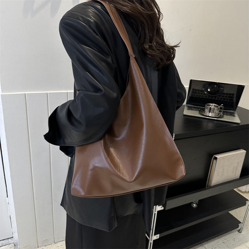 Stilig svart skulderveske for dame, elegant design i slitesterk skinnimitasjon.