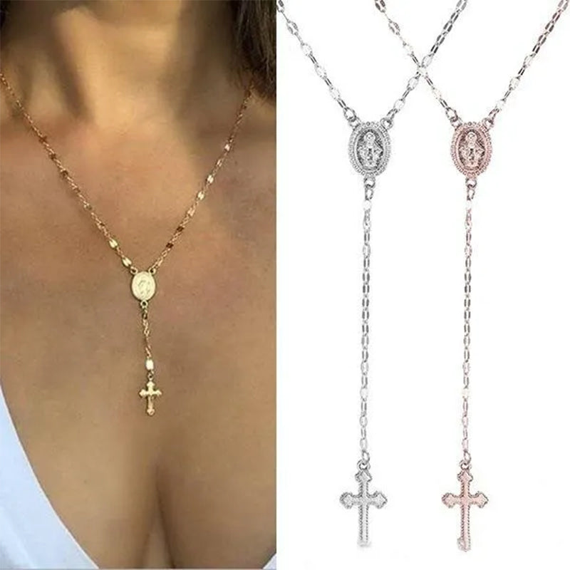 Religiøst rosenkrans halskjede med skinnende korsanheng, et elegant unisex smykke.