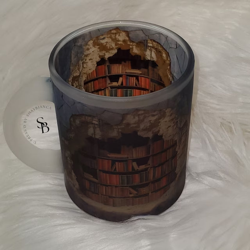 Stilig 3D bokhylle krus, en unik og praktisk keramikk gave som bokelskere vil elske.