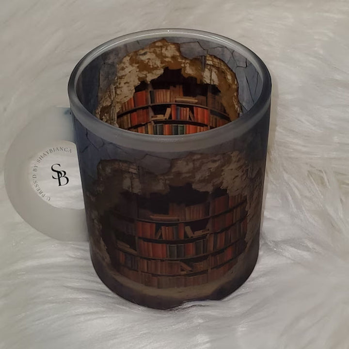 Stilig 3D bokhylle krus, en unik og praktisk keramikk gave som bokelskere vil elske.
