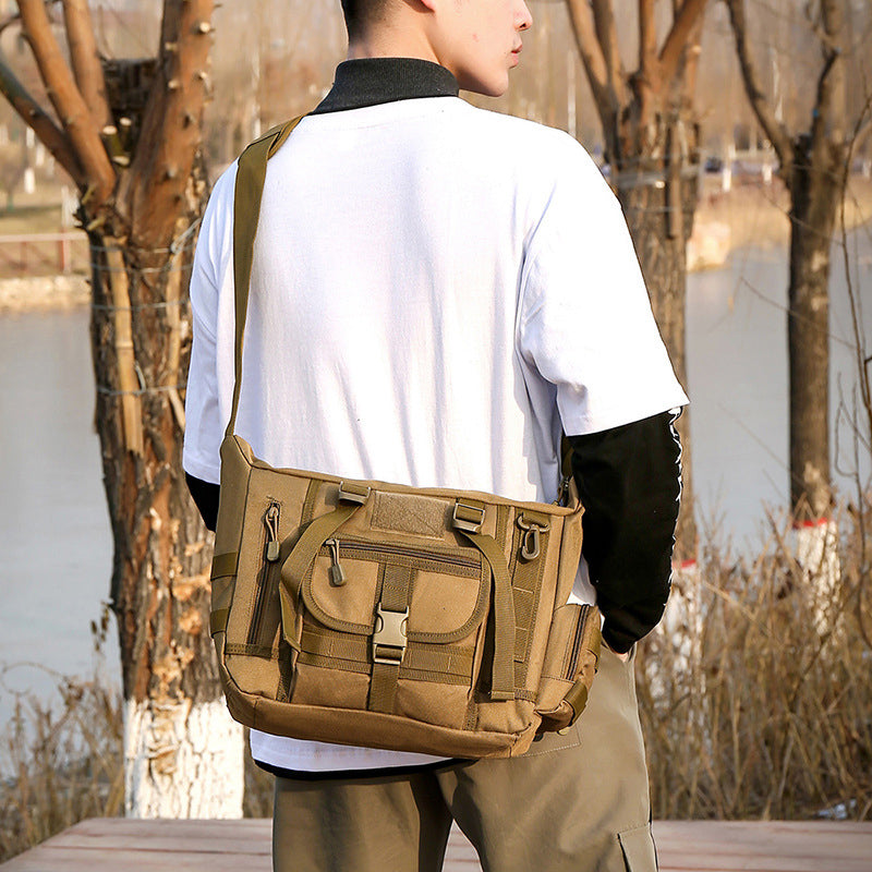 Mann med taktisk vanntett crossbody-veske, viser komfortabel passform for hverdagsbruk.