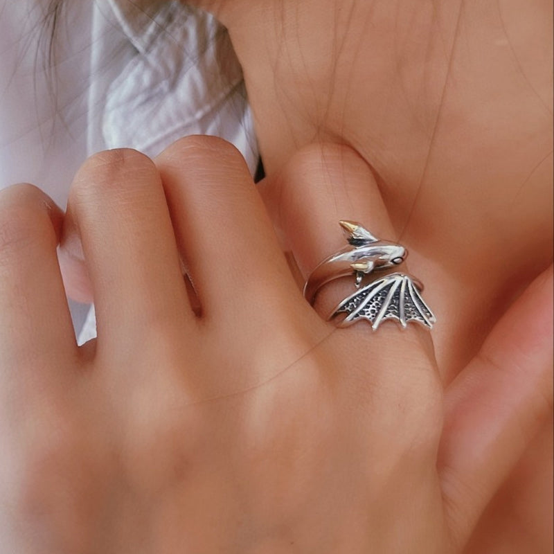 Visuelt slående drage ring, justerbar og unisex. Et symbolsk sølvfarget smykke som passer alle.