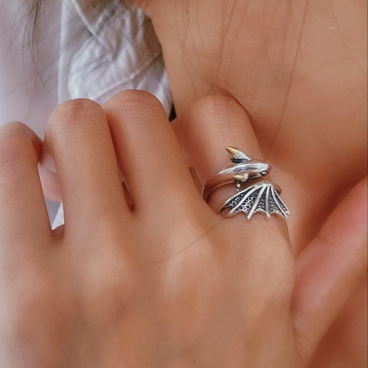 Visuelt slående drage ring, justerbar og unisex. Et symbolsk sølvfarget smykke som passer alle.