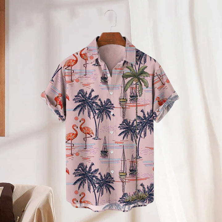 Fargerik menns flamingoskjorte med tropisk mønster, utmerket for sommer og ferieantrekk. Mønstret.