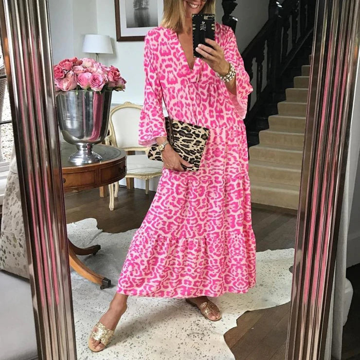 Trendy leopardmønstret sommerkjole i lett materiale. Komfortabel og pustende festkjole for moderne kvinner.