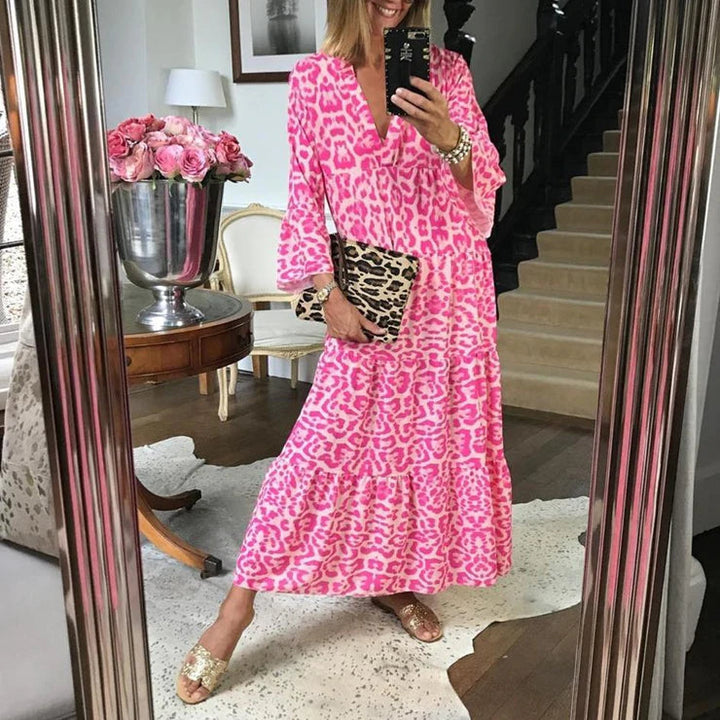 Trendy leopardmønstret sommerkjole i lett materiale. Komfortabel og pustende festkjole for moderne kvinner.