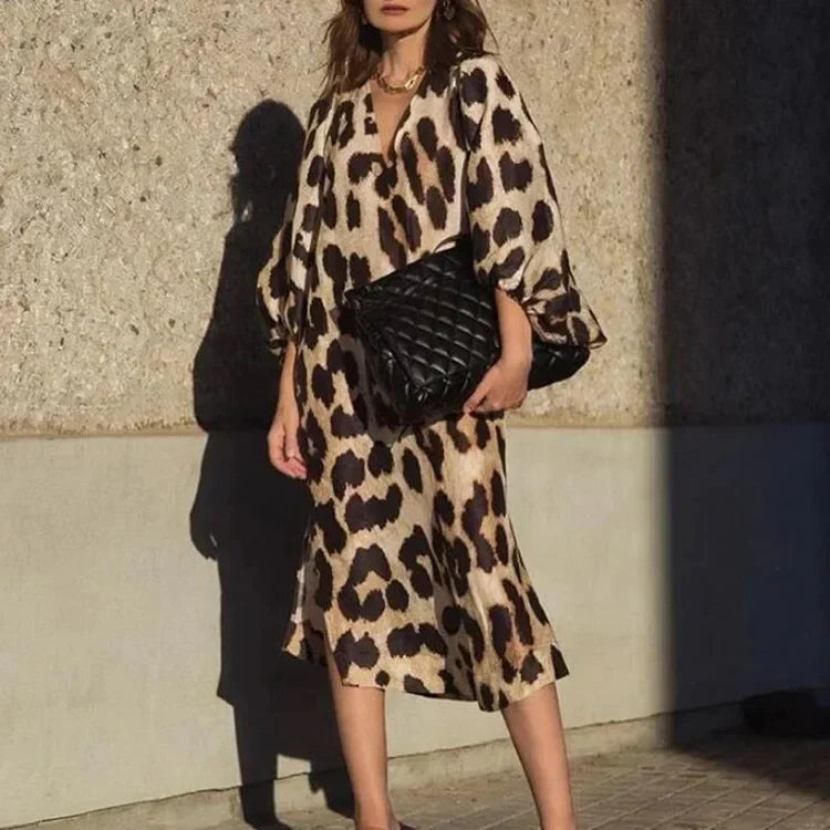 Stilig damekjole med leopardmønster, midi lengde og lange ermer. En elegant mønstret kjole for kvinner.