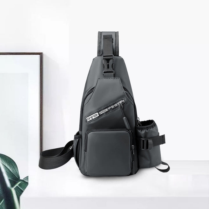 Menns praktisk vanntett skulderveske/brystveske med flaskeholder, USB-port og gode organiseringsmuligheter.