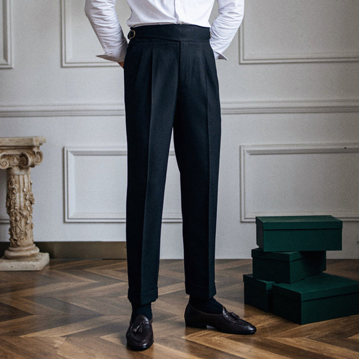 Høykvalitets menns dressbukse med spenne, i tidløs og klassisk "old money stil".