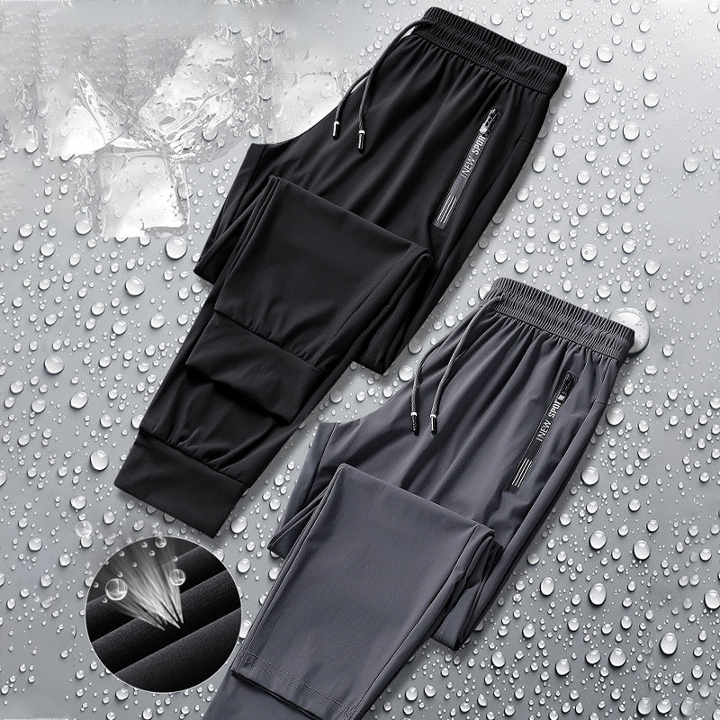 Svarte, komfortable unisex sportsbukser med stretch, hurtigtørkende funksjon og tapered passform.